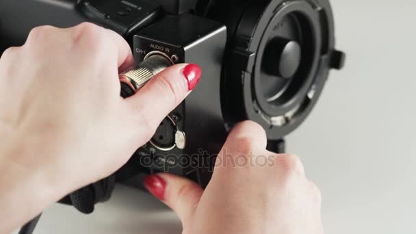 Mujer Agarrando Cable Negro Enchufado Cámara Vídeo Cable Enchufado Primer — Vídeos de Stock