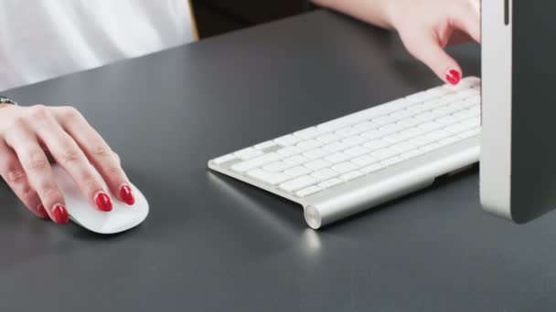 Mulher Digitando Teclado Usando Mouse Close Tiro Vermelho Épico — Vídeo de Stock