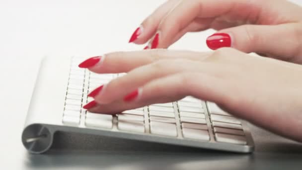Γυναίκα Πληκτρολόγηση Ένα Πληκτρολόγιο Ακραία Close Γυρίστηκε Κόκκινο Έπος — Αρχείο Βίντεο