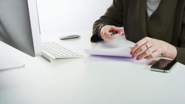 Woman Writing Scrunching Piece Paper Inglés Primer Plano Disparo Red — Vídeos de Stock