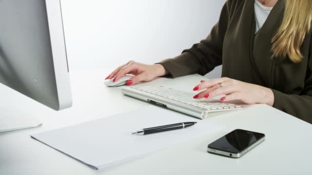 Donna Utilizzando Mouse Digitando Una Tastiera Primo Piano Girato Red — Video Stock