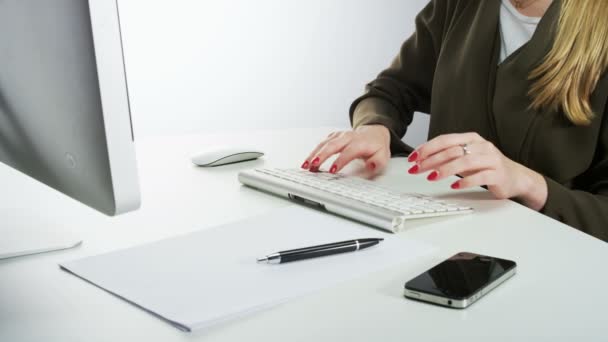 Mujer Escribiendo Teclado Primer Plano Disparo Red Epic — Vídeo de stock