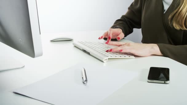 Mujer Escribiendo Teclado Primer Plano Disparo Red Epic — Vídeos de Stock