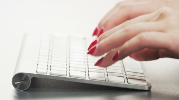 女人在键盘上打字 极端特写拍摄红色史诗 — 图库视频影像