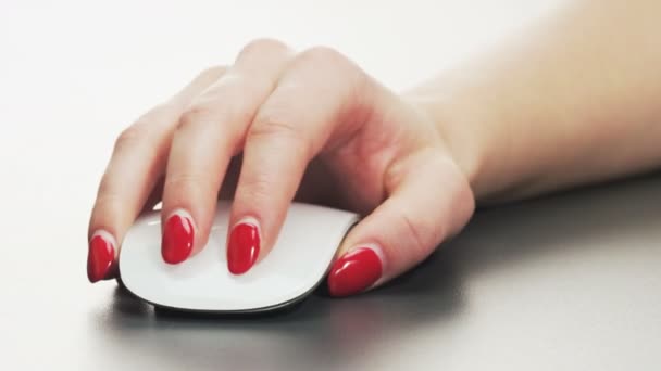 女性はコンピューターのマウスを使用して 極端なクローズ アップ 赤の叙事詩のショット — ストック動画