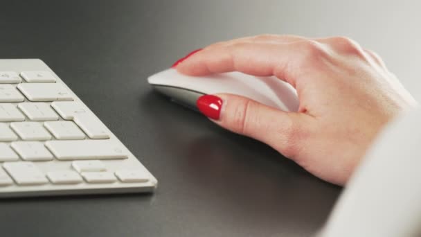 Mulher Usando Mouse Digitando Teclado Extremo Close Tiro Vermelho Épico — Vídeo de Stock