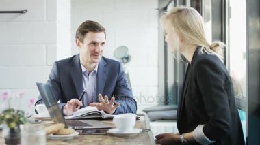 Gülümseyen iki genç iş adamları. Öğle yemeği molası. Kırmızı Epic vurdu