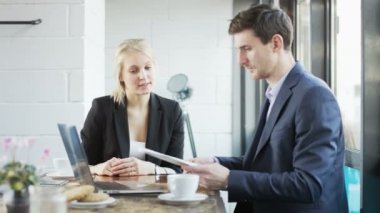 İşadamı işareti ve gülümsüyor onun meslektaşım belgeler sağlar. Öğle yemeği molası. Kırmızı Epic vurdu