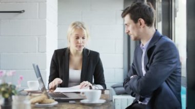 Genç kadın kızgın ile Her ortağıdır. Öğle yemeği molası. Kırmızı Epic vurdu