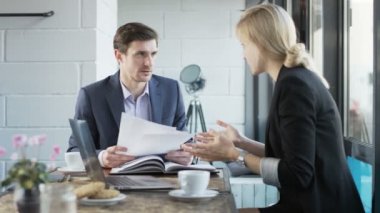 Kızgın işadamı atma bildiriler olduğunu. Öğle yemeği molası. Kırmızı Epic vurdu