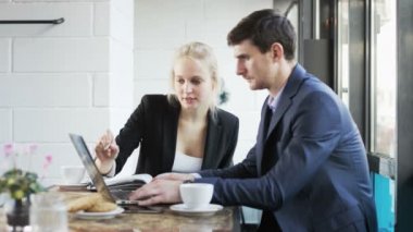 İşkadını açıklayan Her ortak için bir şey. Öğle yemeği molası. Kırmızı Epic vurdu