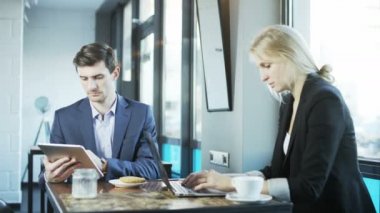 İş adamları iş ve birbirlerine bakıyorlar. Öğle yemeği molası. Kırmızı Epic vurdu