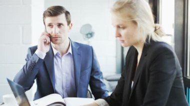 Telefonda konuşan genç işadamıdır. Öğle yemeği molası. Kırmızı Epic vurdu