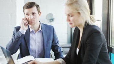 Genç işadamı Talking telefon ve gülümsüyor olduğunu. Öğle yemeği molası. Kırmızı Epic vurdu