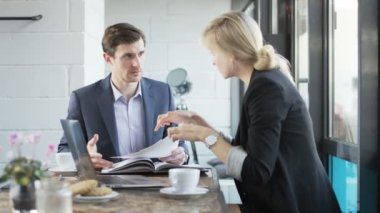 Şiddetle tartışmakta genç iş adamları. Öğle yemeği molası. Kırmızı Epic vurdu