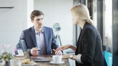 Şiddetle tartışmakta kızgın genç iş adamları. Öğle yemeği molası. Kırmızı Epic vurdu