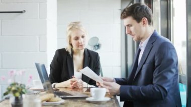 İşadamı onun meslektaşım belgeler için işaret verir. Öğle yemeği molası. Kırmızı Epic vurdu