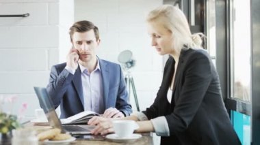 Telefonda konuşan genç işadamıdır. Öğle yemeği molası. Kırmızı Epic vurdu