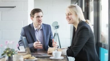 Onun meslektaşı ile kızgın bir adamdır. Öğle yemeği molası. Kırmızı Epic vurdu