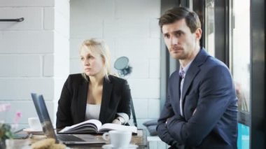 Genç iş adamları rahatsız hissediyorum. Öğle yemeği molası. Kırmızı Epic vurdu