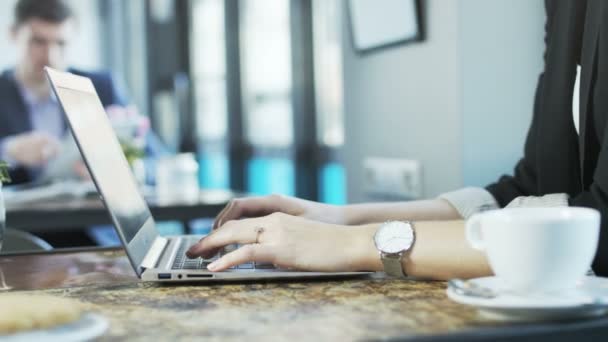 Doordachte Zakenvrouw Maakt Gebruik Van Een Laptopcomputer Lunchpauze Geschoten Het — Stockvideo