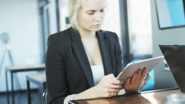 Empresária Está Focada Seu Computador Tablet Pausa Para Almoço Tiro — Vídeo de Stock