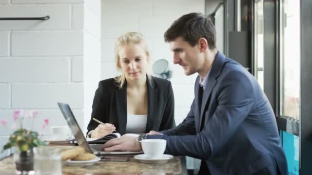 Mens Iets Zijn Laptop Computer Tonen Lunchpauze Geschoten Het Rode — Stockvideo