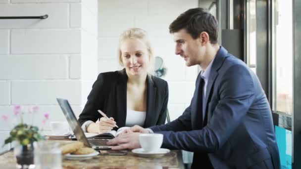 Business People Look Screen Interest Lunch Break Shot Red Epic — Stock Video