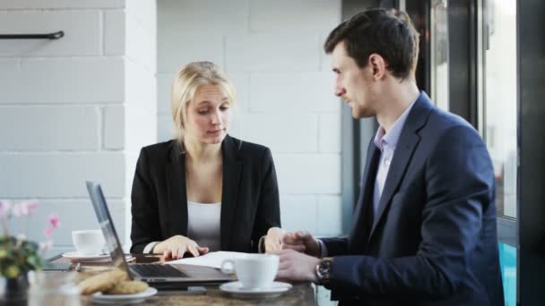 Giovane Donna Irritato Suo Partner Pausa Pranzo Girato Red Epic — Video Stock