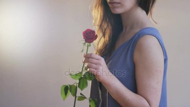 Bir kırmızı Gül kokulu ve Away atma kadın. Yakın çekim. Kırmızı Epic vurdu