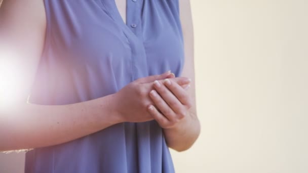 Hombre Una Rosa Roja Una Mujer Ella Sostiene Primer Plano — Vídeos de Stock