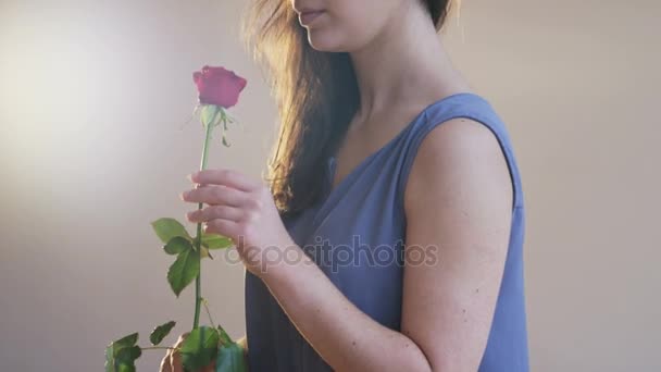 Mulher Cheirar Uma Rosa Vermelha Deitá Fora Close Tiro Vermelho — Vídeo de Stock