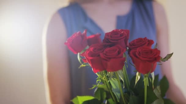 Mulher Toma Buquê Rosas Vermelhas Close Tiro Vermelho Épico — Vídeo de Stock