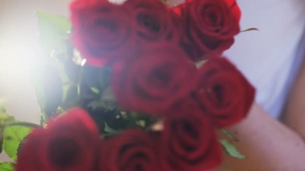 Μπουκέτο Κόκκινα Τριαντάφυλλα Ενώ Ένα Ζευγάρι Αγκαλιές Γκρο Πλαν Γυρίστηκε — Αρχείο Βίντεο