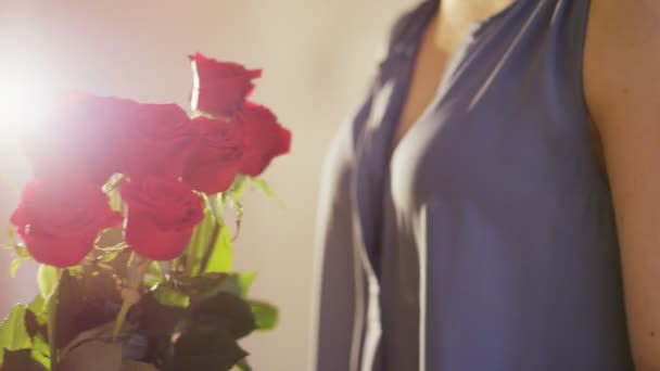 Γυναίκα Παίρνει Ένα Μπουκέτο Από Κόκκινα Τριαντάφυλλα Γκρο Πλαν Γυρίστηκε — Αρχείο Βίντεο