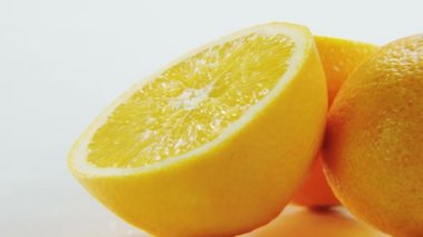 Portakal. Kamera soldan sağa doğru hareket. Narenciye sağdan sola taşıma. Yakın çekim. Kırmızı Epic ağır çekimde atış.