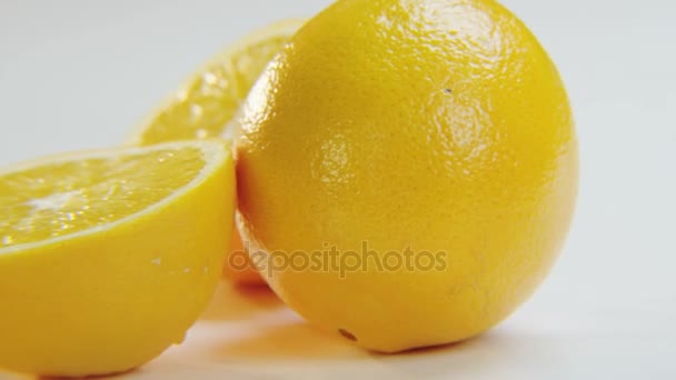 白色背景的桔子 柑橘从右向左移动 在慢动作中拍摄红色史诗 — 图库视频影像