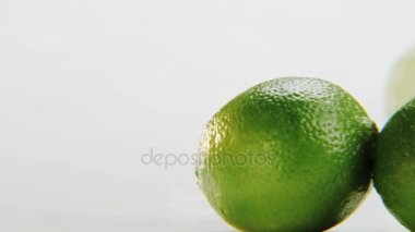 Limes. Kamera soldan sağa doğru hareket. Narenciye sağdan sola taşıma. Yakın çekim. Kırmızı Epic ağır çekimde atış.