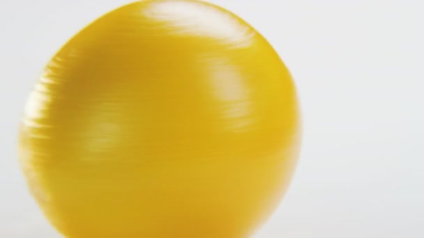 Velké Oranžové Rotující Bílém Pozadí Citrusové Směrem Zleva Doprava Detail — Stock video