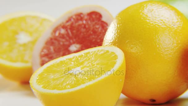 白色背景的柑橘类水果 橘子和红葡萄柚从左向右移动 在慢动作中拍摄红色史诗 — 图库视频影像