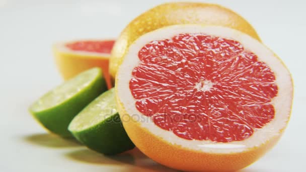 Citrusfrukter Vit Bakgrund Röd Grapefrukt Och Lime Närbild Sköt Red — Stockvideo