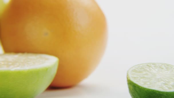 Citrusvruchten Camera Beweegt Van Rechts Naar Links Oranje Limoenen Verplaatsen — Stockvideo