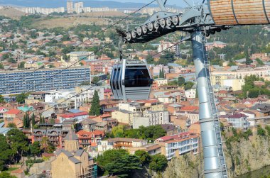 teleferik ve eski Ortodoks Kilisesi. füniküler Tiflis, Gürcistan