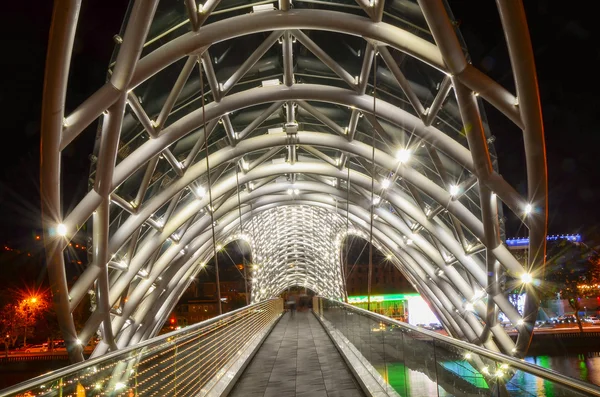 Tbilisi, Georgia 10.09.2016, Ponte della Pace Realizzato in vetro, scena notturna — Foto Stock