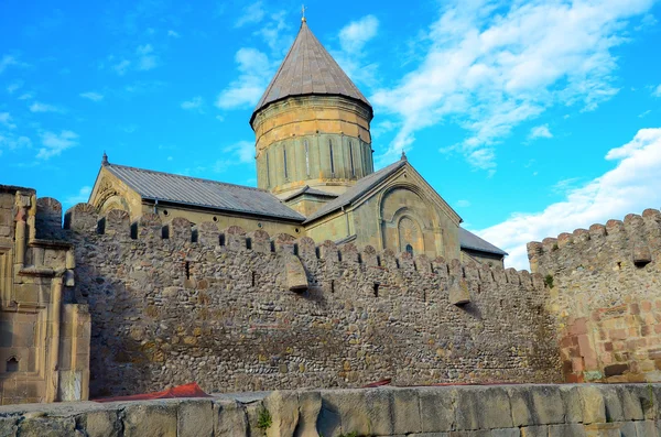 A Svetitskhoveli otrhodox dóm Mckheta és a bue felhős égen. Grúzia — Stock Fotó