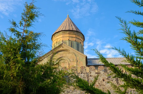 Die svetitskhoveli otrhodox kathedrale in mckheta und bue bewölkten himmel. Georgien — Stockfoto
