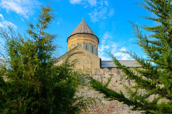 A Svetitskhoveli otrhodox dóm Mckheta és a bue felhős égen. Grúzia — Stock Fotó