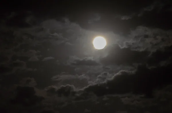 Luna piena e nuvole di notte — Foto Stock
