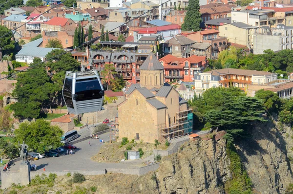 Teleférico y antigua iglesia ortodoxa. funicular Tbilisi, Georgia —  Fotos de Stock