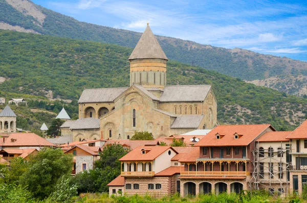 Alte orthodoxe Kirche, swetizchoweli. Blick von der Straße. mzcheta georgia — Stockfoto
